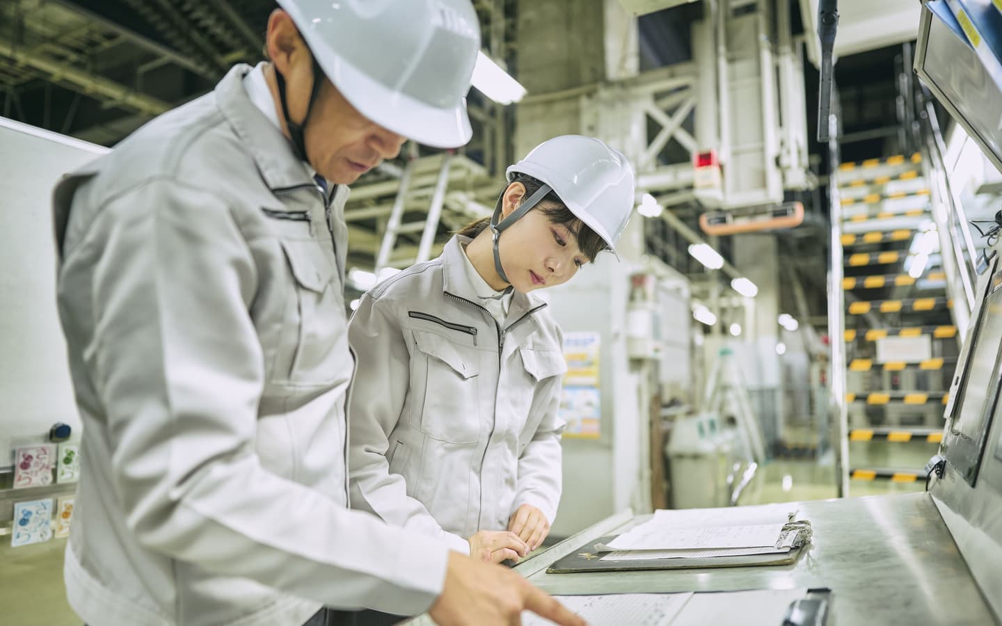 請負の適正化を確認する社員